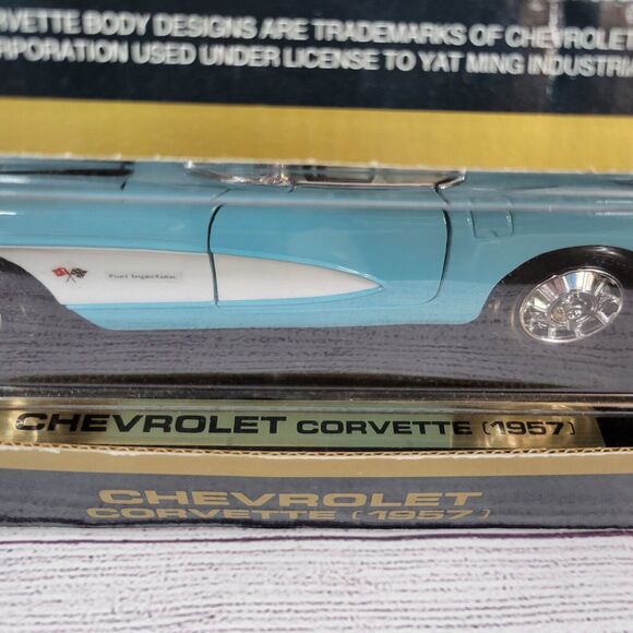 Road Tough 1957 Chevy Corvette Roadster Blue white 1:18 Scale Diecast Model Car - Picture 8 of 9